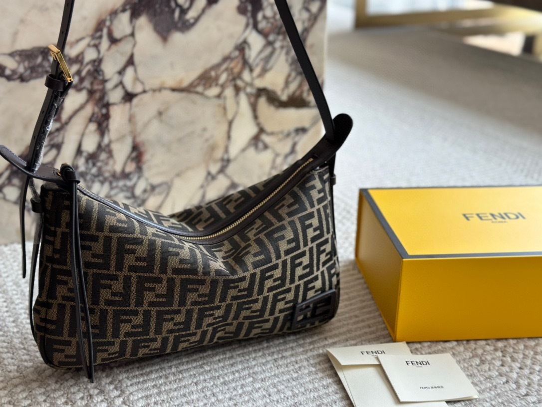 FENDI腋下包