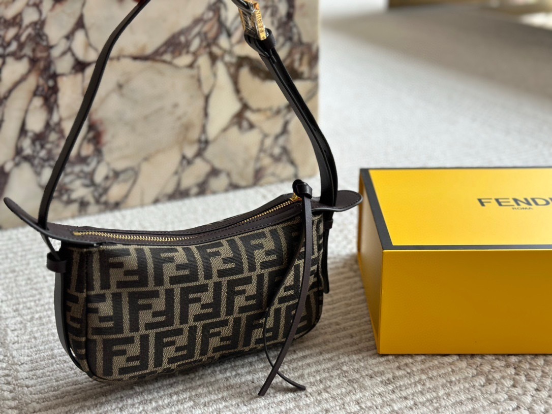 FENDI腋下包