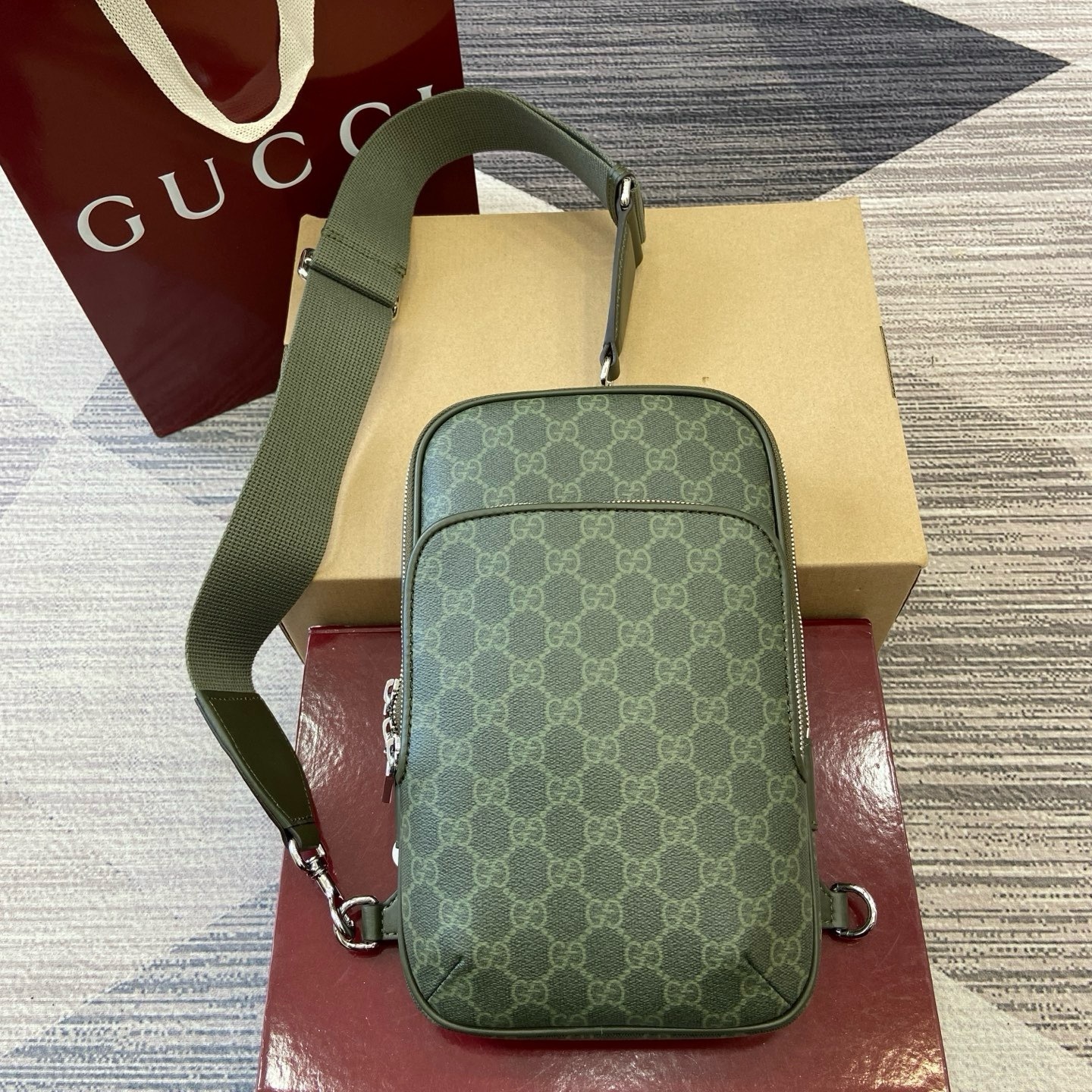 GUCCI胸包
