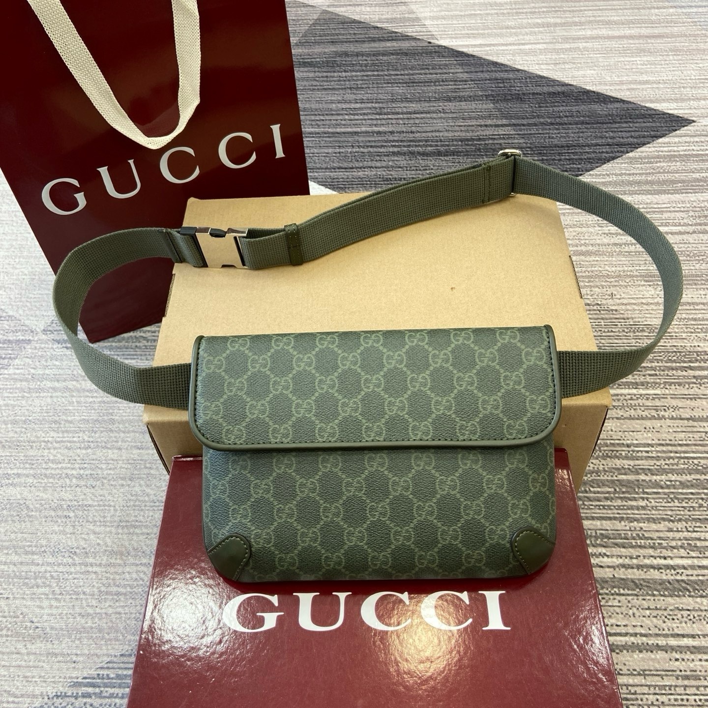 GUCCI胸包