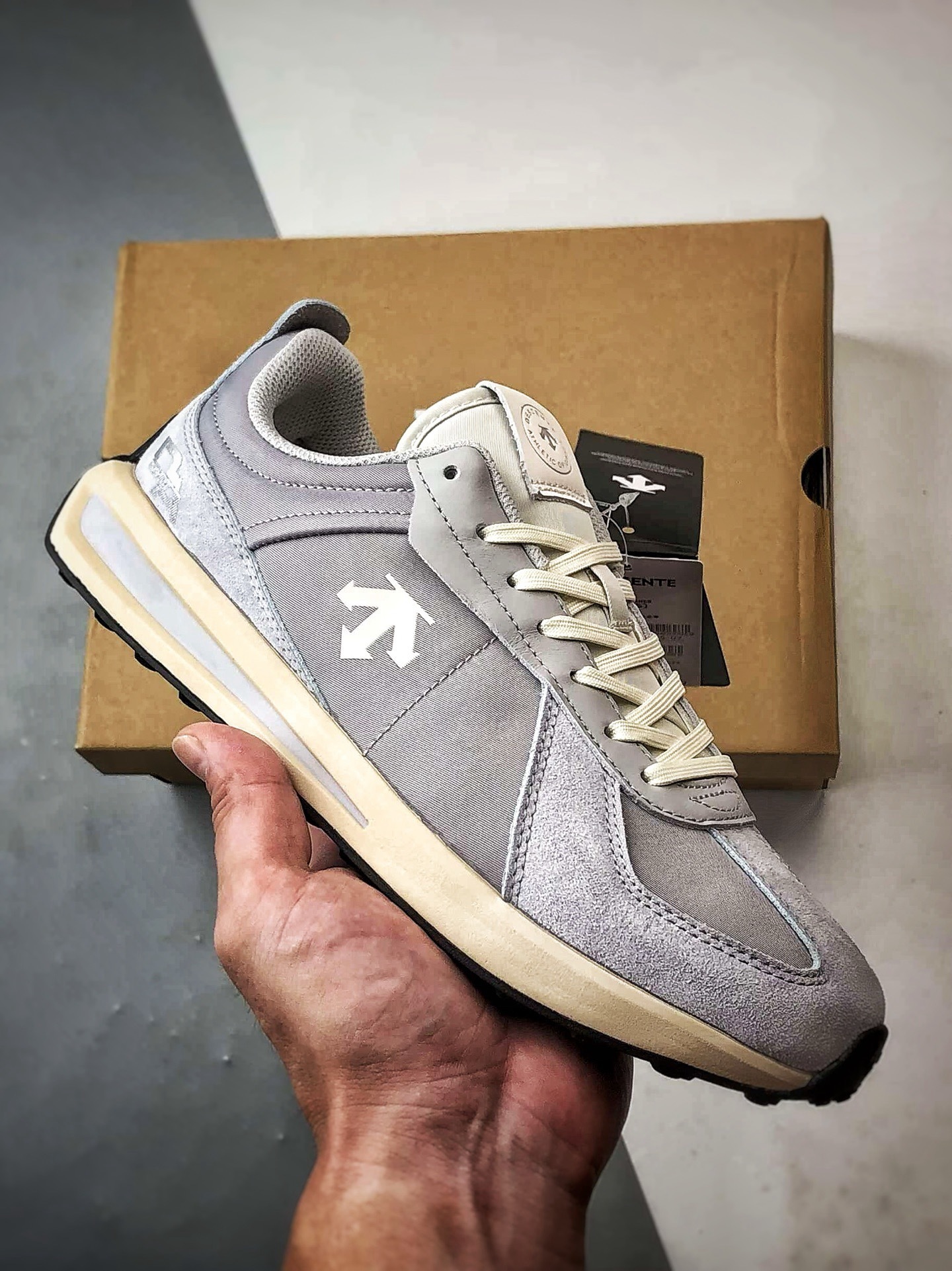 Descente情侶鞋 迪桑特時尚休閒運動跑步鞋