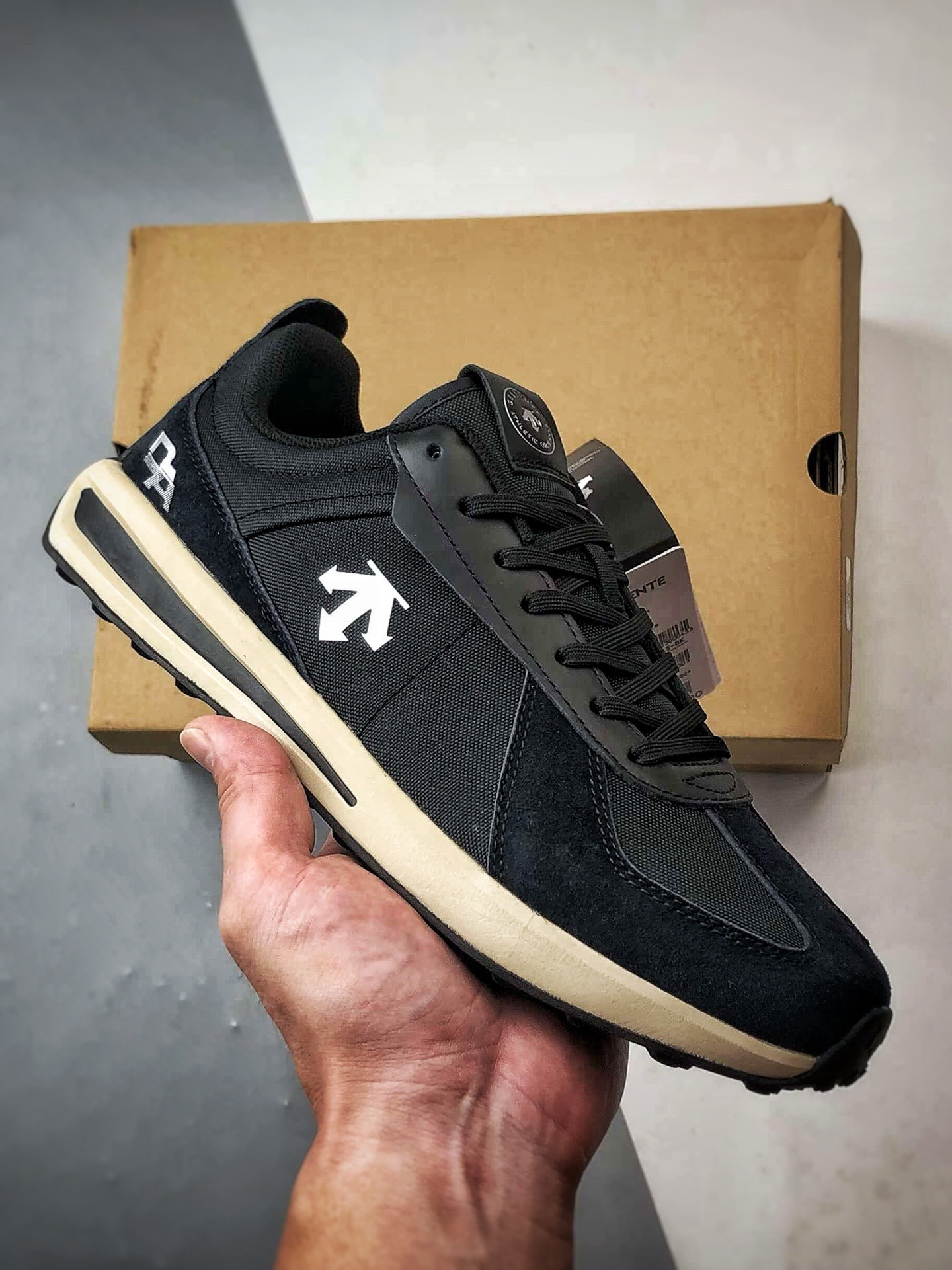 Descente情侶鞋 迪桑特時尚休閒運動跑步鞋