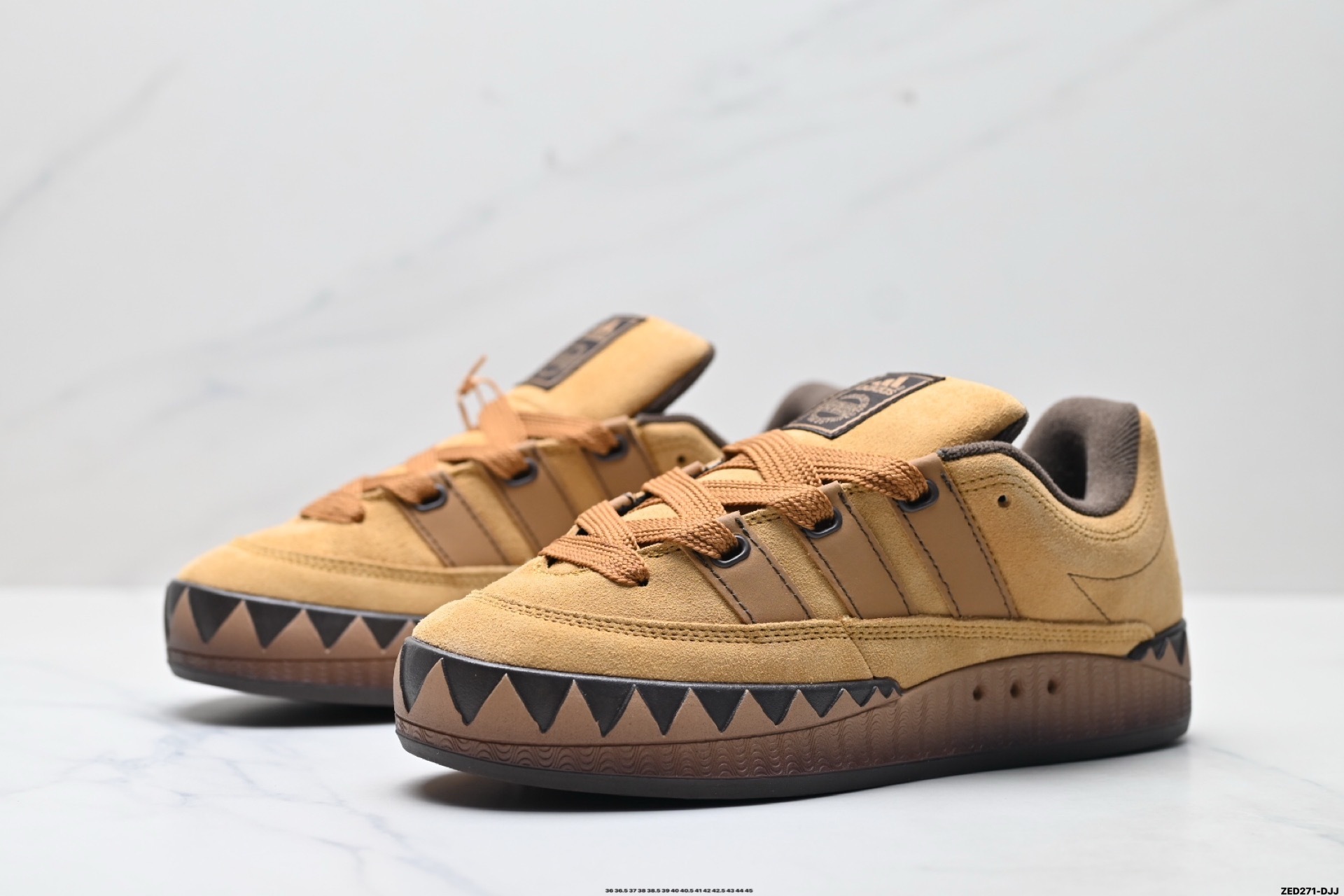 Adidas情侶鞋 阿迪達斯時尚休閑鯊魚面包板鞋