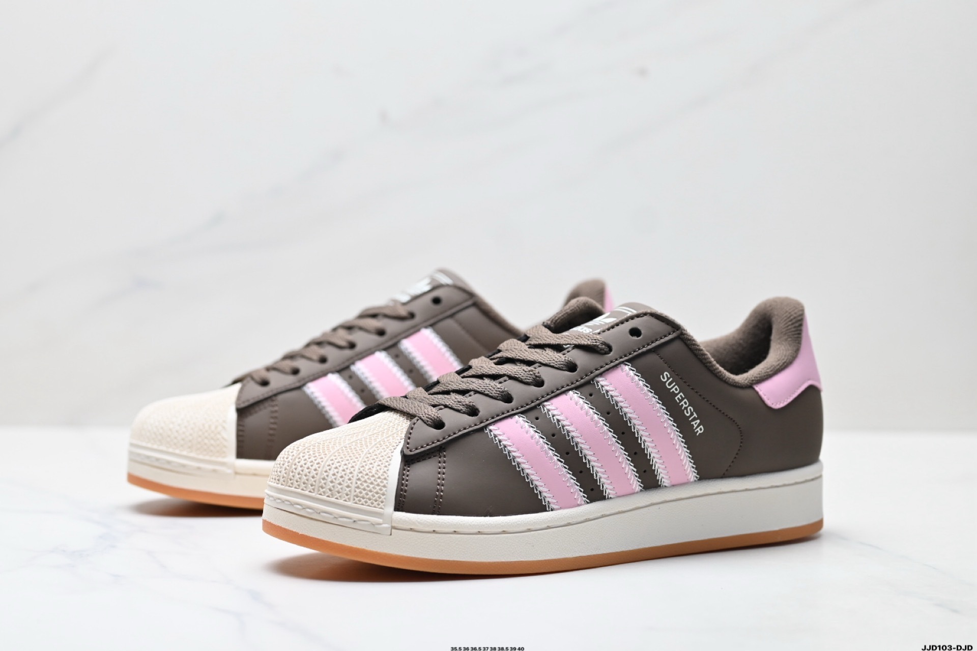 Adidas女鞋 阿迪達斯時尚休閑運動板鞋