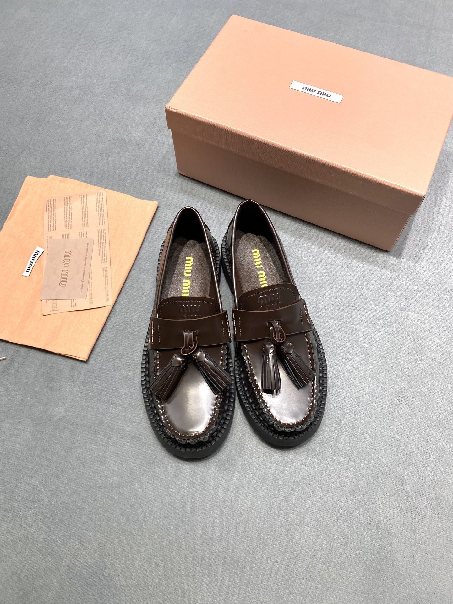 miumiu女鞋 2025專櫃同步 繆繆經典爆款皮鞋樂福鞋